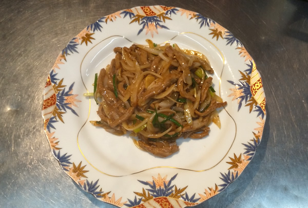 和牛肉と玉葱の細切り黒胡椒炒め